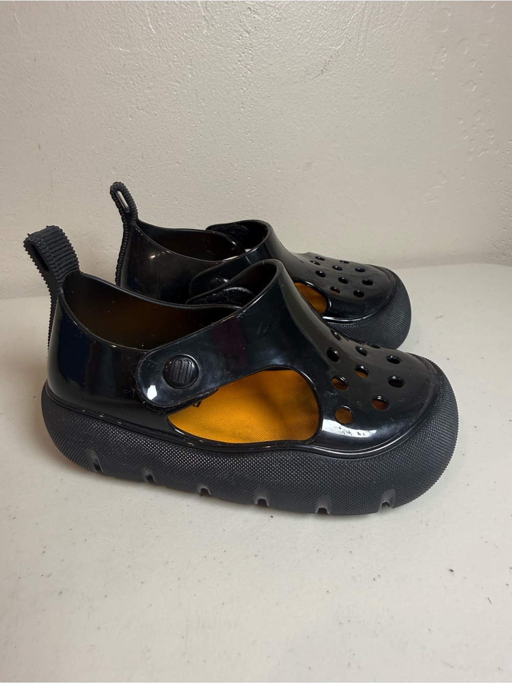 Mini Melissa Bowie Baby closed-toe shoe in black size 7 (toddler/baby)